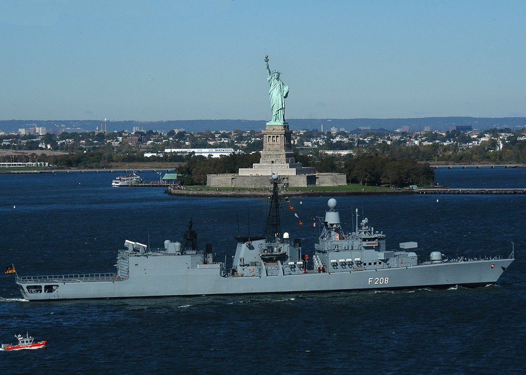 FGS Niedersachsen in front of the Statue of Liberty by Doktor_Pollak