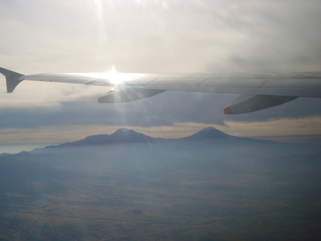 Popocatepetl e Iztaccihuatl desde las alturas by Jonathan F. Pérez Al…