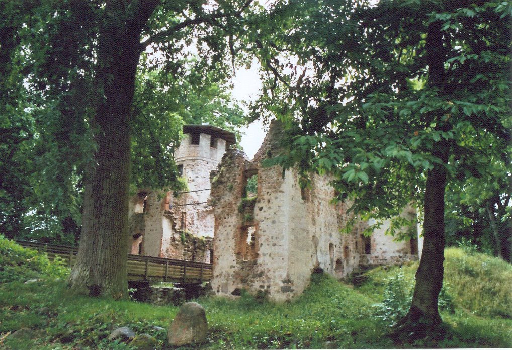 Ruine in sattem Grün by KUERTEN