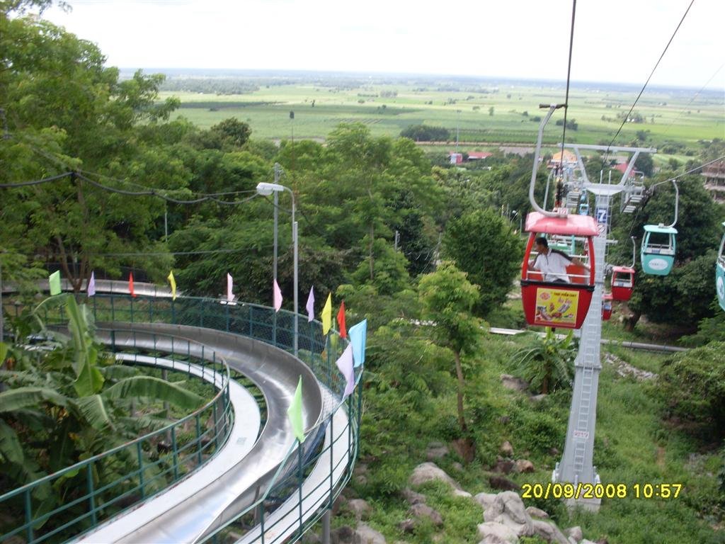 Cáp treo, Máng trượt ở Núi Bà, Tây Ninh by Phạm Việt Ngữ