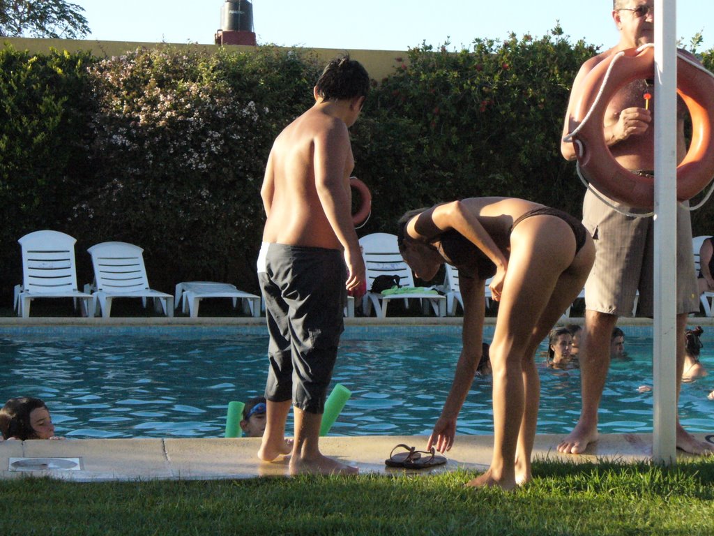 Una tarde en la piscina by Gustavo WDK