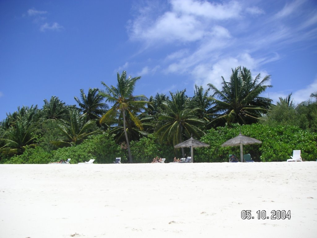 Laguna Maldives beach by Vitaliy Zadorozhny