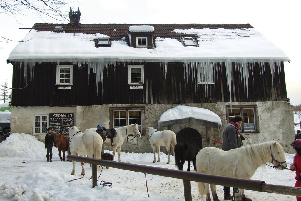 Radstube mit Eiszapfen 02 by oeftermalwasneues