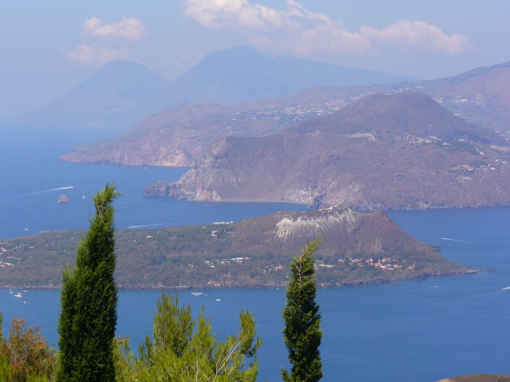 Vulcano, háttérben a Lipari szigetek /Lipari, Salina/ by Végh Tibor