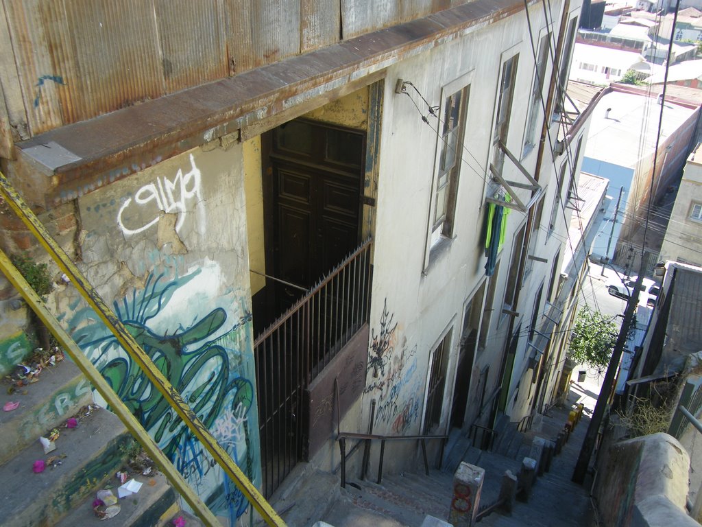 Escalera en cerro de Valparaíso, Chile by iic_2008