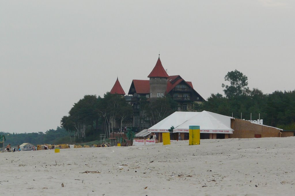 Zaśmiecona plaża w Łebie by Jarosław Jończy