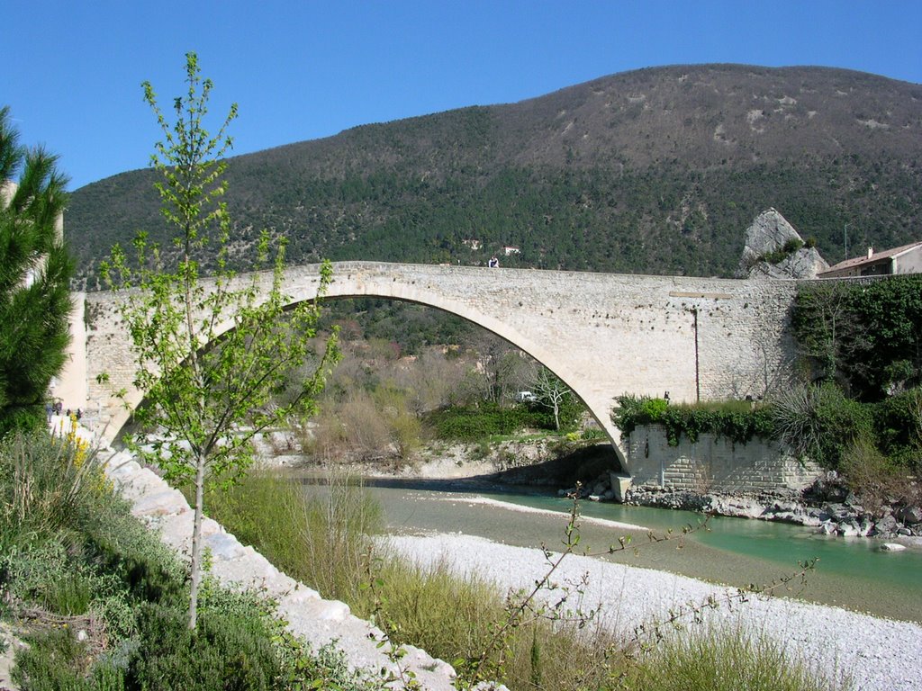 Le pont roman by Thierry Chesa