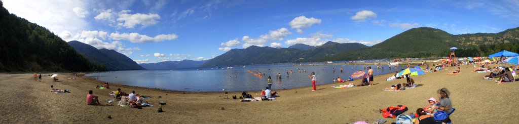 Playa y Lago Caburgua by Patricio Cabezas