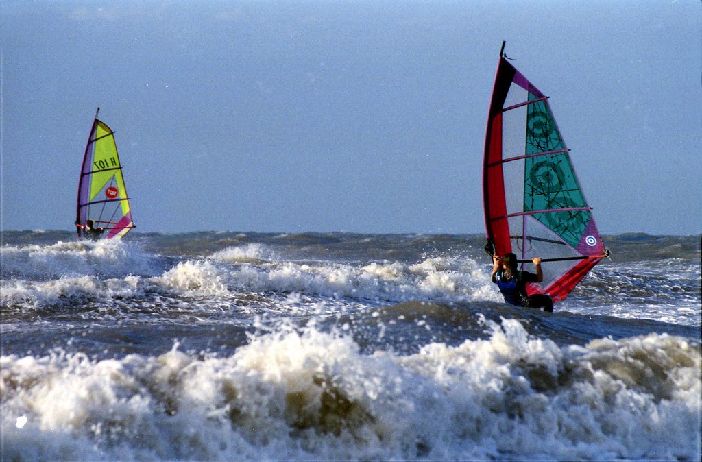 Surfen bij de haven van Scheveningen by pietnicolaas