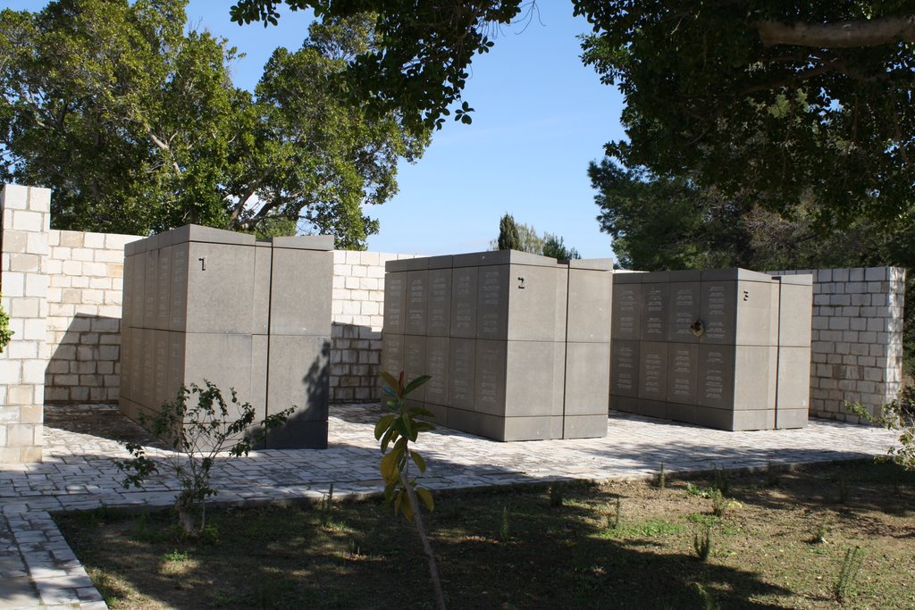 Deutscher Soldatenfriedhof by Bernhard Vogt