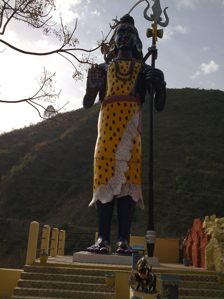 Standing tall - Shiva (traffic police) by आशीष.मैठाणी