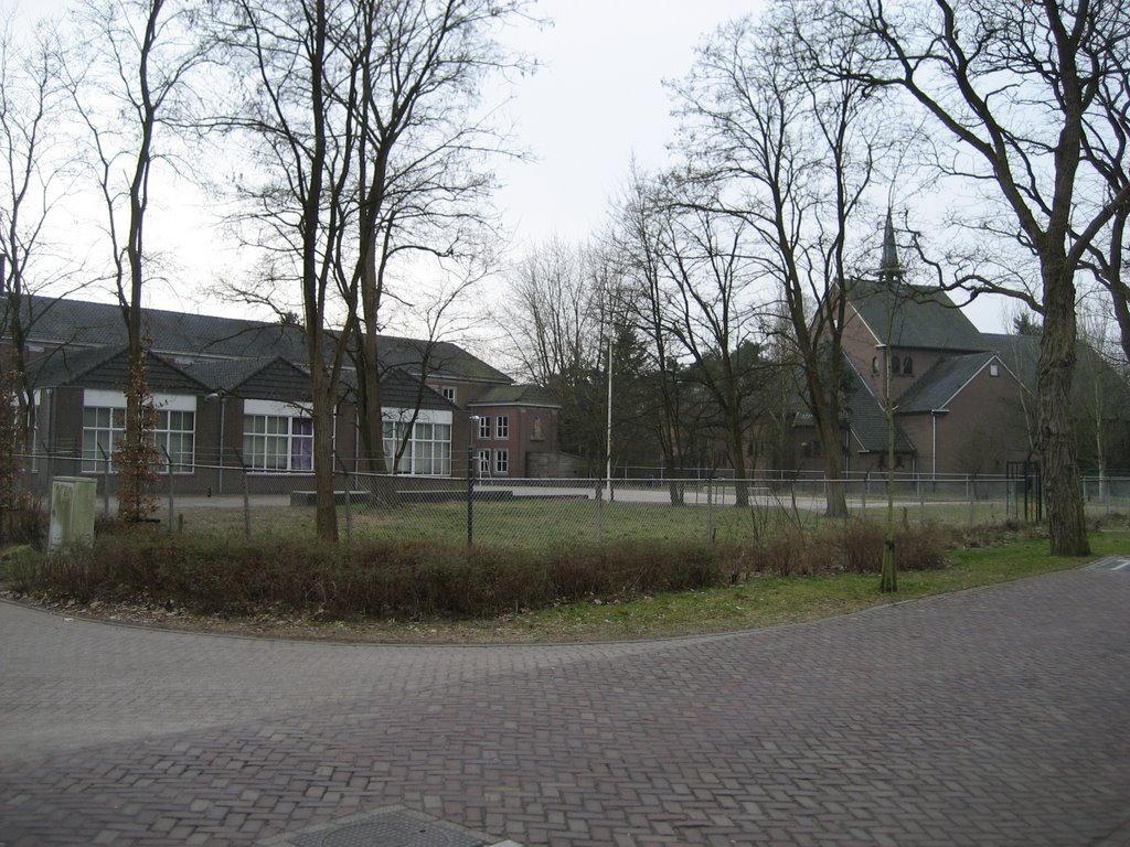 JP - Graafsebaan, zicht richting school(plein) en kerk by Jaap Peters