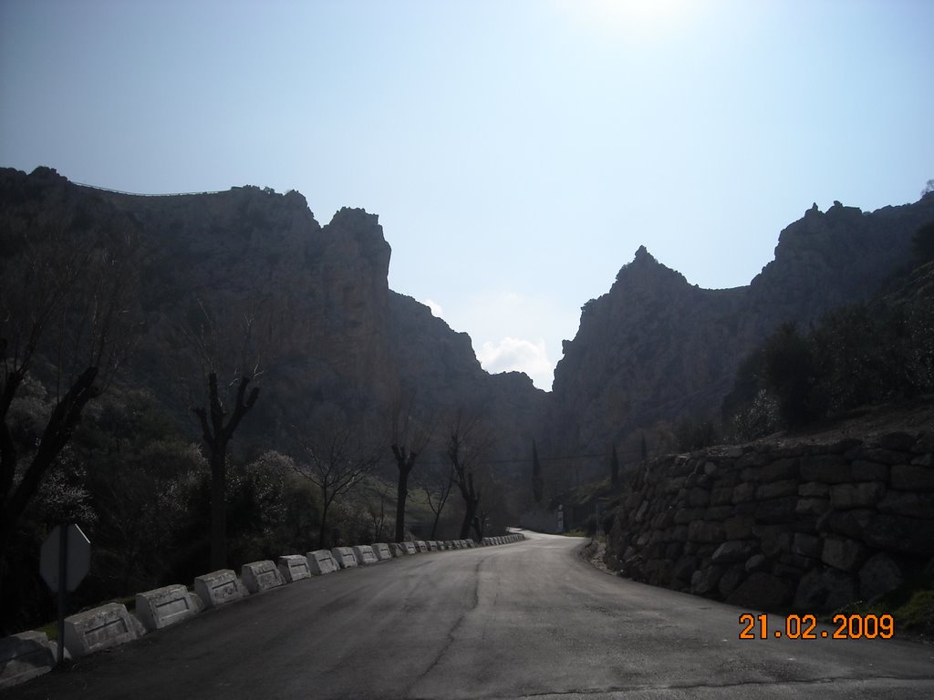 Subida a Zuheros. Al fondo, el perfil recortado de las montañas de la Subbética. Febrero 2009 by viajeroandaluz