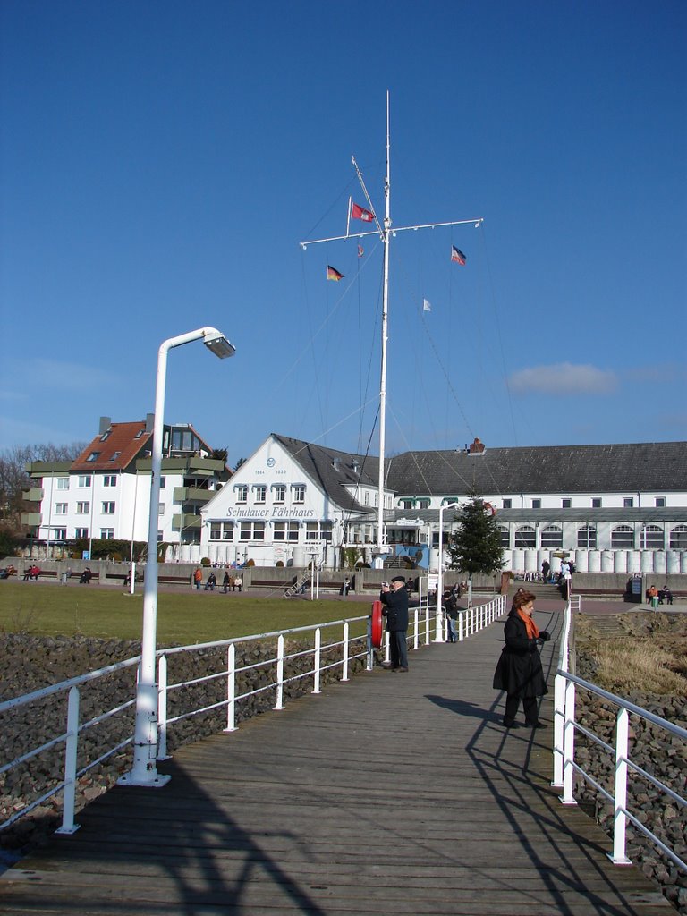 Hier wird jedes ankommende Schiff mit seiner Nationalhymne begrüßt und jedes abreisende in seiner Landessprache verabschiedet by Norbert Hähle