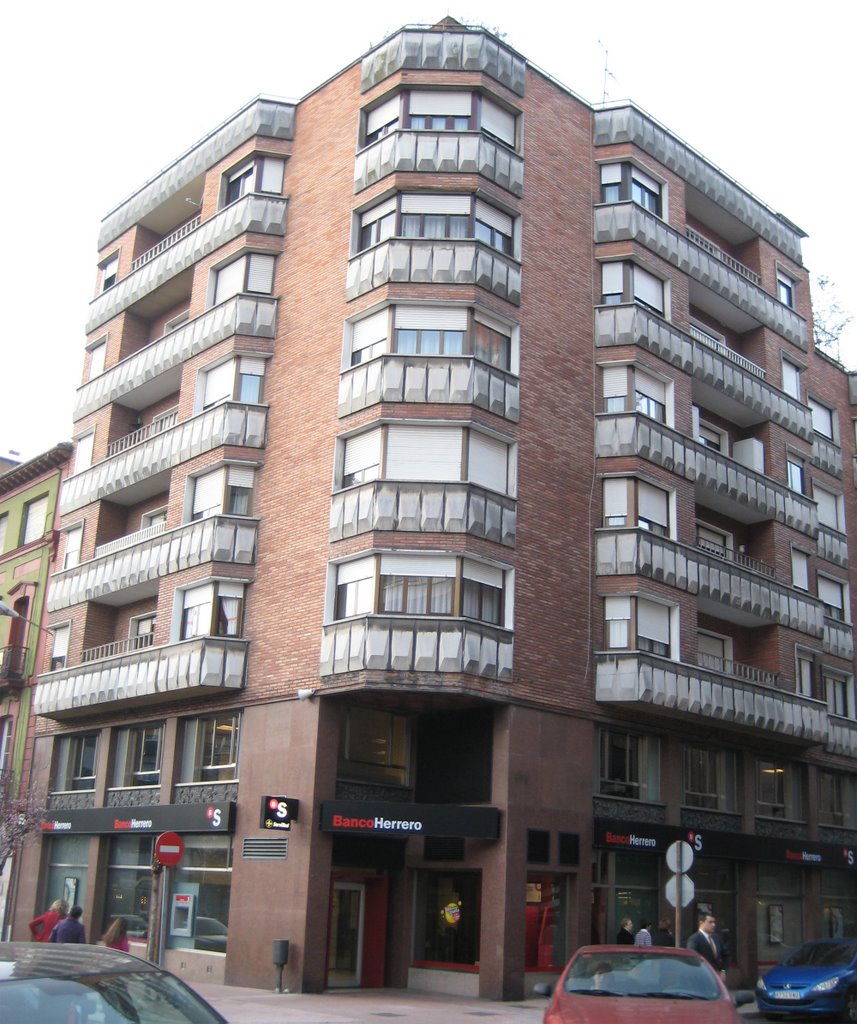 Edificio Banco Herrero.- Calle Manuel Llaneza by Manuela Villar C.