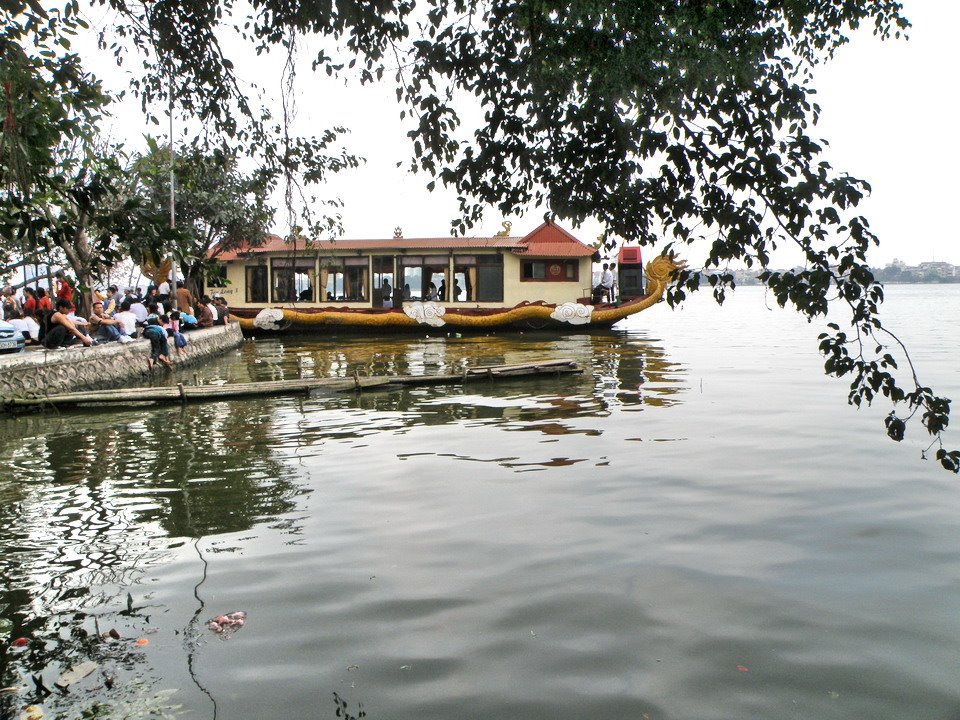 Thuyền rồng Phủ Tây Hồ by Trung Đức