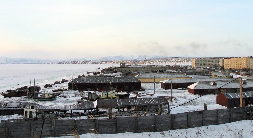 Вид на поселок с бывшей промбазы. п.Эвенск, апрель 2006 г. Фото В.Лахненко by wanderer 68