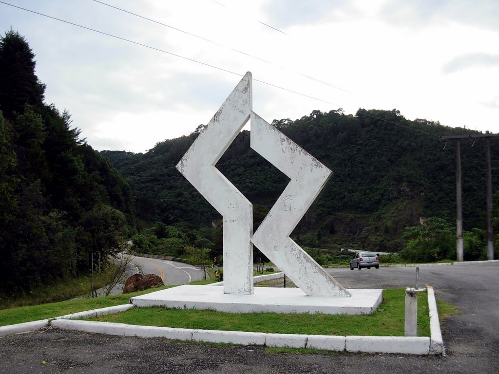 Símbolo do Estado demarca a chegada dos visitantes ao Campos do Jordão na SP-123. by joao batista shimoto