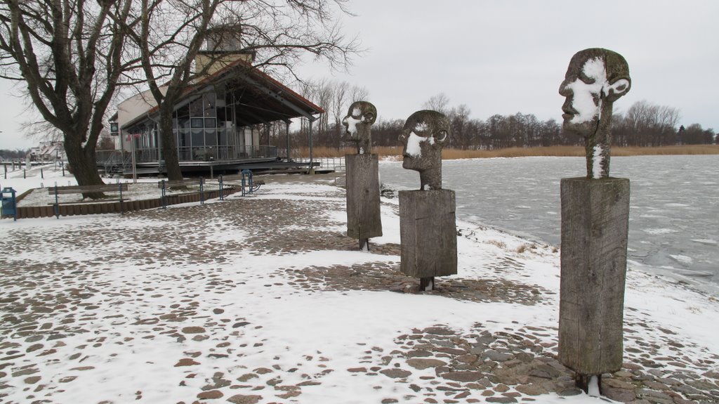 Kalte Koepfe (Holzskulpturen, Mole Wieck) by Klaus, Berlin