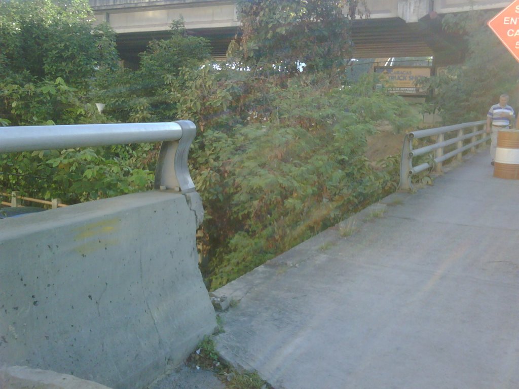 Puente sin baranda calle Orinoco de Las Mercedes by Es hora de trabajar