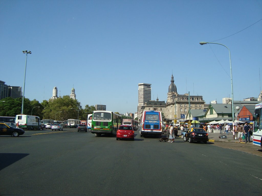 Em frente ao Terminal do Retiro - Buenos Aires by Elberth Santos