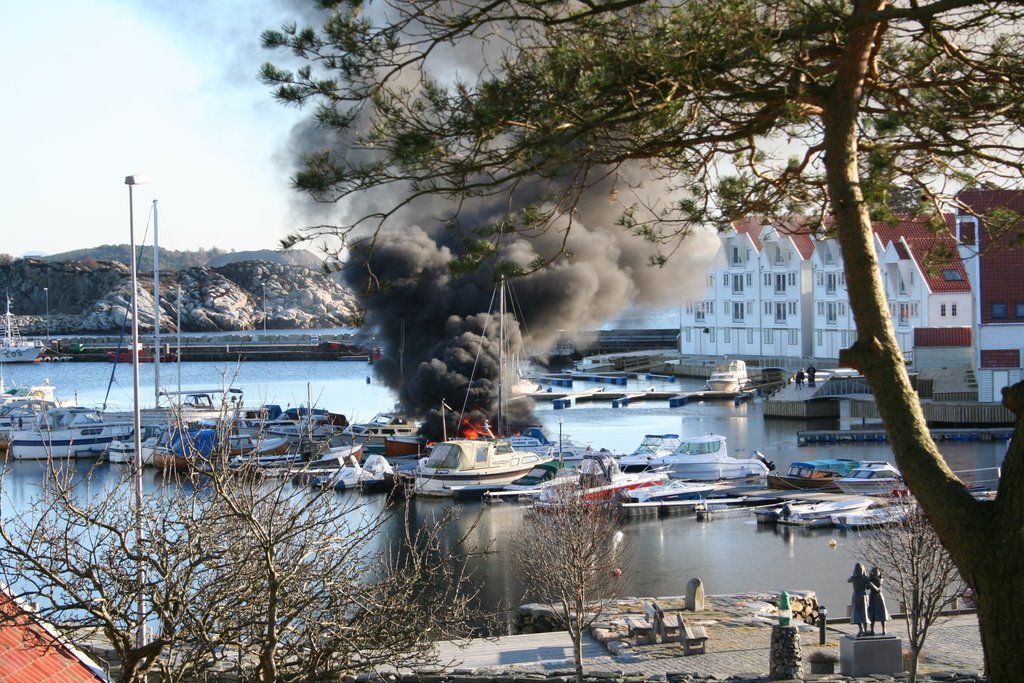 Båtbrann i Tananger havn by Anders Malmo