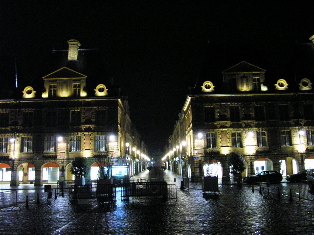 Charleville-Mésières, Place Ducale, vue vers le sud by Francueil