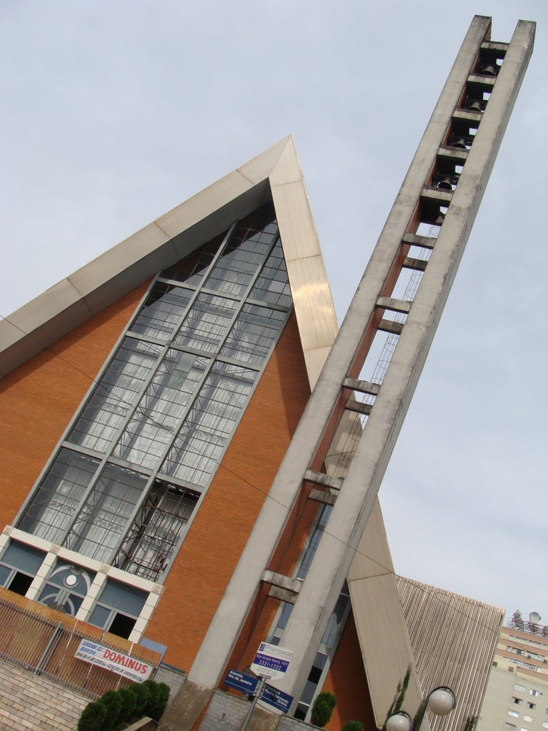 Torre de sinos e Catedral Metropolitana de Londrina - Paraná - Brasil by Paulo Yuji Takarada