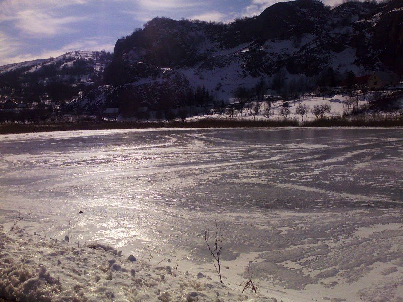 Zaledjeno poscensko jezero (Februar 2009.) by Z