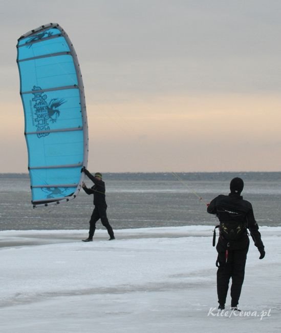 Zimowy kiteboardind na Maszoperii 01 by Mariusz Malinowski