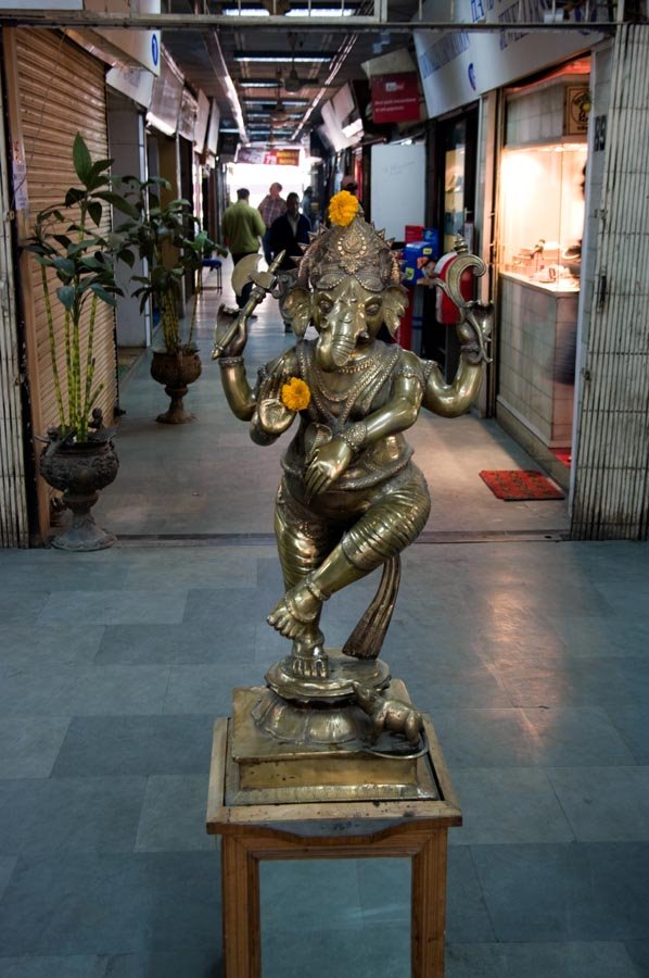 The Ganesh statue in a courtyard of the trade center 'Yashwant Place' / Скульптура бога Ганеша в торговом центре Yashwant Place (31/01/2009) by Dmitry A.Shchukin