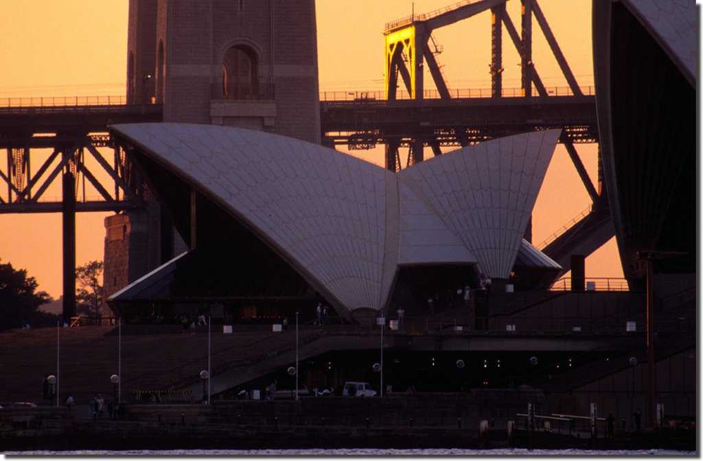 Sydney Opera House (Restaurant) and Harbour Bridge, AUS by roland.fr