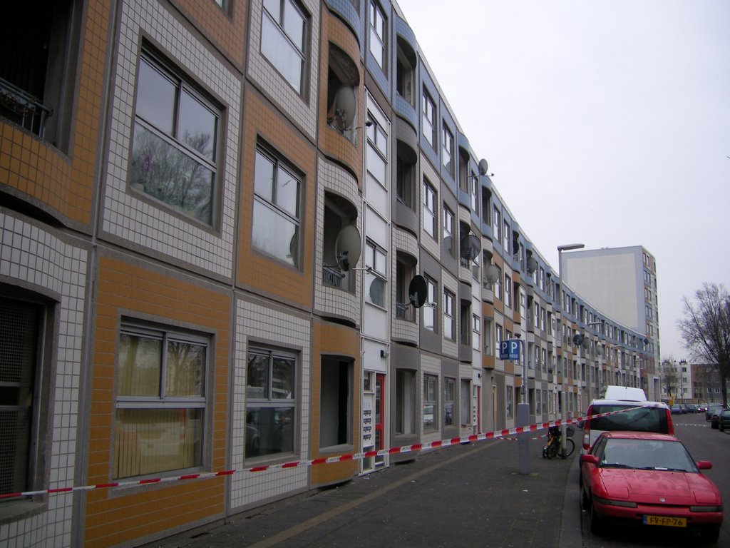 Paperclip - Stootblok - Rotterdam - Holland by Leo Roubos