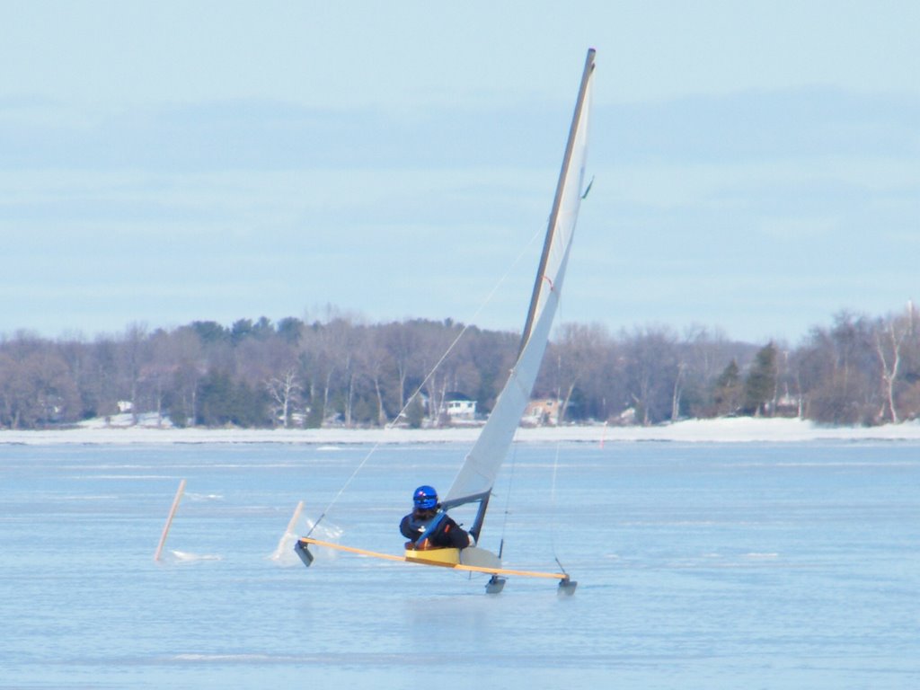 DN hiking a blade by CYC Sailer