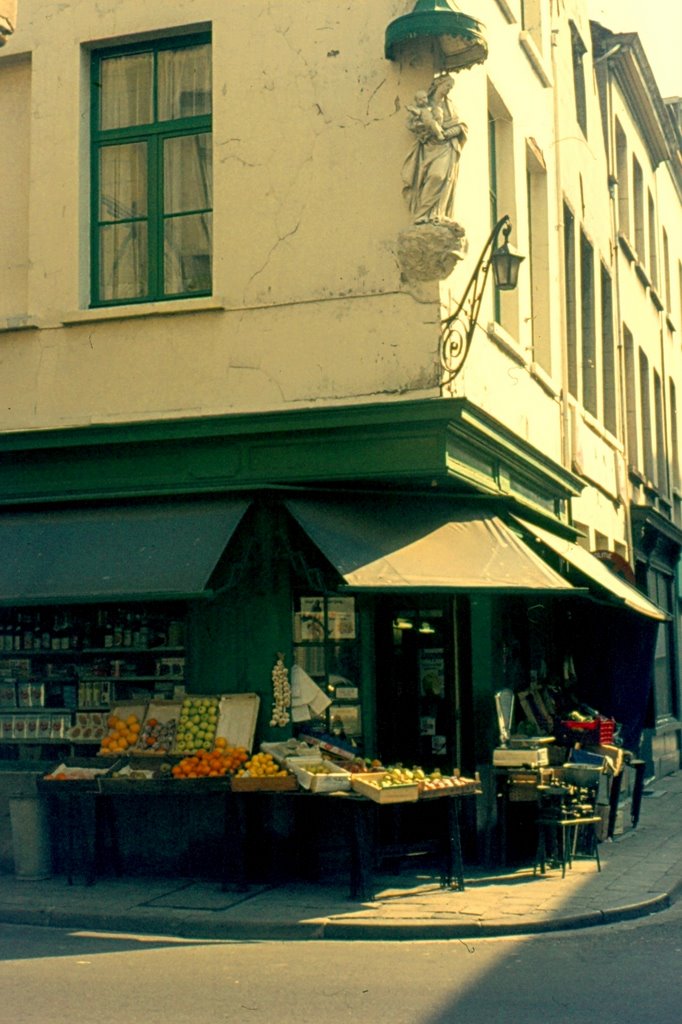 Antwerpen: Groenten en fruit in Sint-Andries 1970 by hpjm