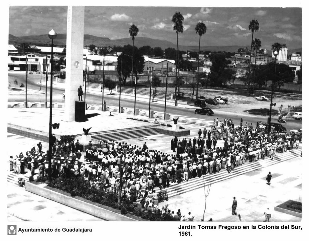 Monumento a Juarez en 1961 en donde se pone hoy el cultural Q´ diferencia...no by Pedro cortés