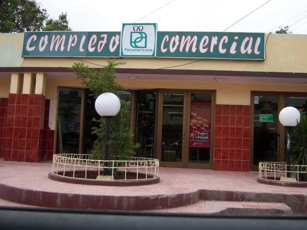 Complejo Comercial al lado de la tienda La Central by Rene B. Rodriguez