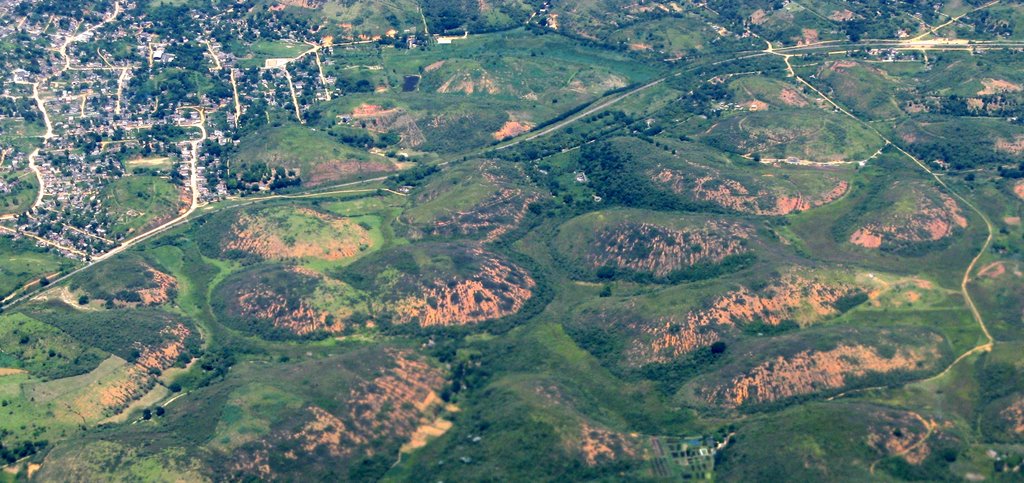 Geomorfologia local - Nova Iguaçu, RJ, Brasil. by André Bonacin