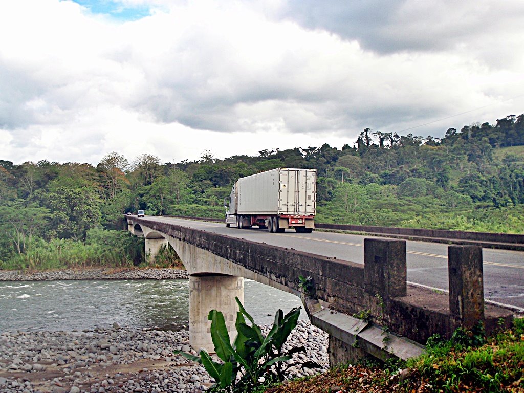 PUENTE SOBRE RIO-REVENTAZON SIQUIRRES LIMON by Yamil Herrera A