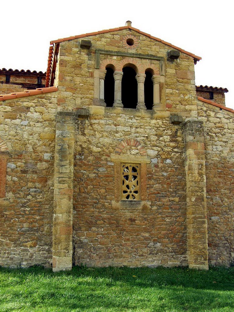 Santa Mª de Bendones, Oviedo, España by Antonio Alba