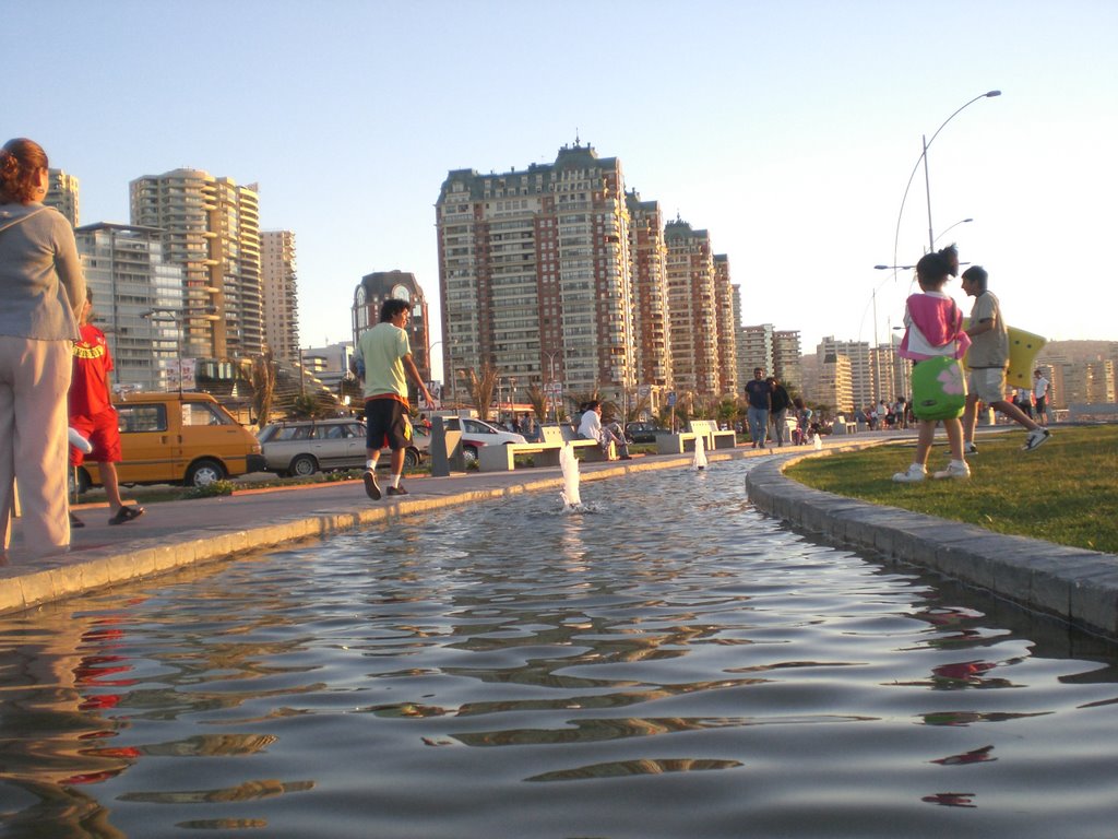 Espelho de água junto com a ciclovia em Viña del Mar - Chile by Paulo Yuji Takarada