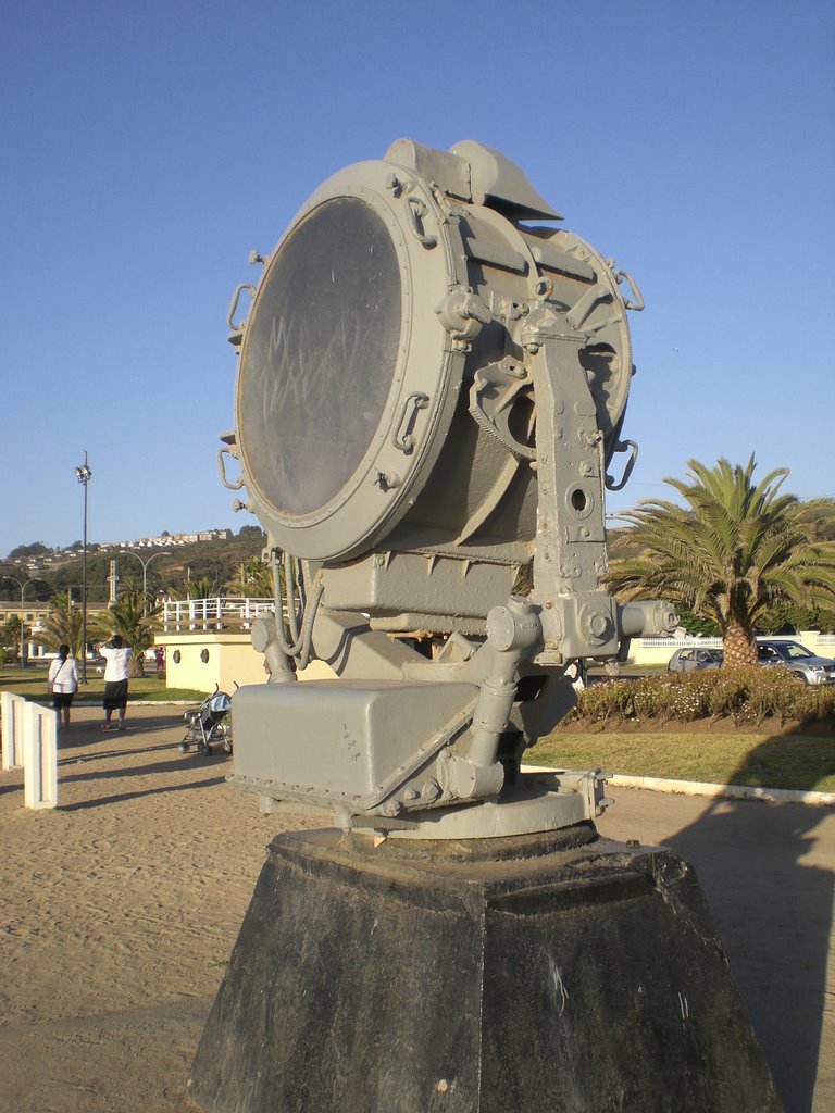 Iluminador noturno no Museu a Céu Aberto de Armamentos em Viña del Mar - Chile by Paulo Yuji Takarada