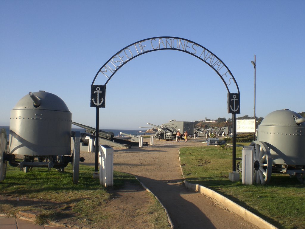 Antigos canhões no Museu a Céu Aberto de Armamentos em Viña del Mar - Chile by Paulo Yuji Takarada