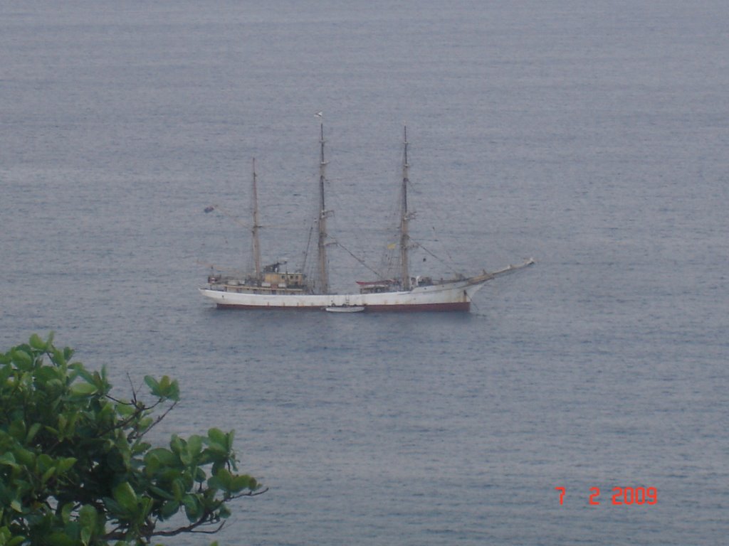 Veleiro fundeado no porto de Noronha by Petrônio Gonçalves