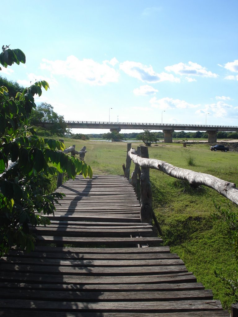 Puente de madera sobre arroyo by carlosbe