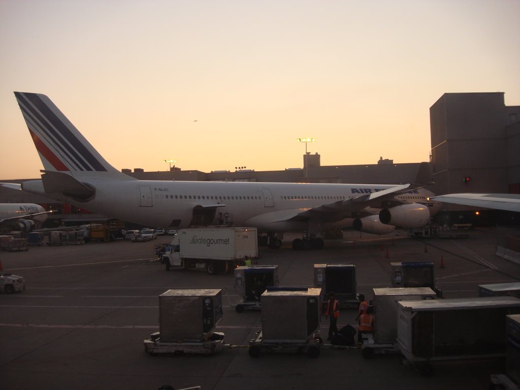 A few minutes before take-off, view from the airplane (October 1st, 2008) by Moaner