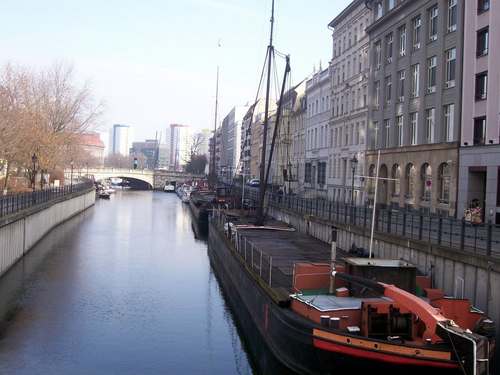 Fischerinsel, Blick von Roßtrassenbrücke auf Hafen und Märkisches Ufer by Klaus Brinkmann