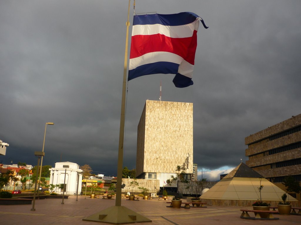 Bandera Nacional, Plaza de la Justicia by Jerry Murillo