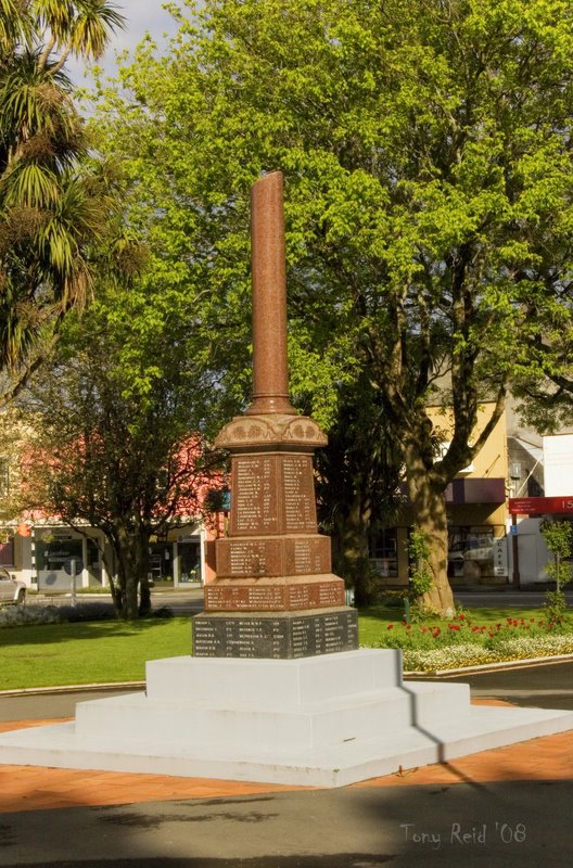 Carterton War Memorial by Tony Reid