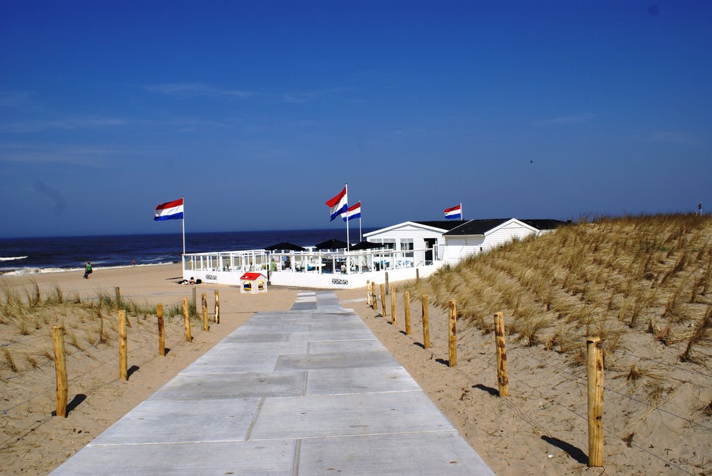 Walk to the sea (www.nederlandopdefoto.nl) by Jos van Engen